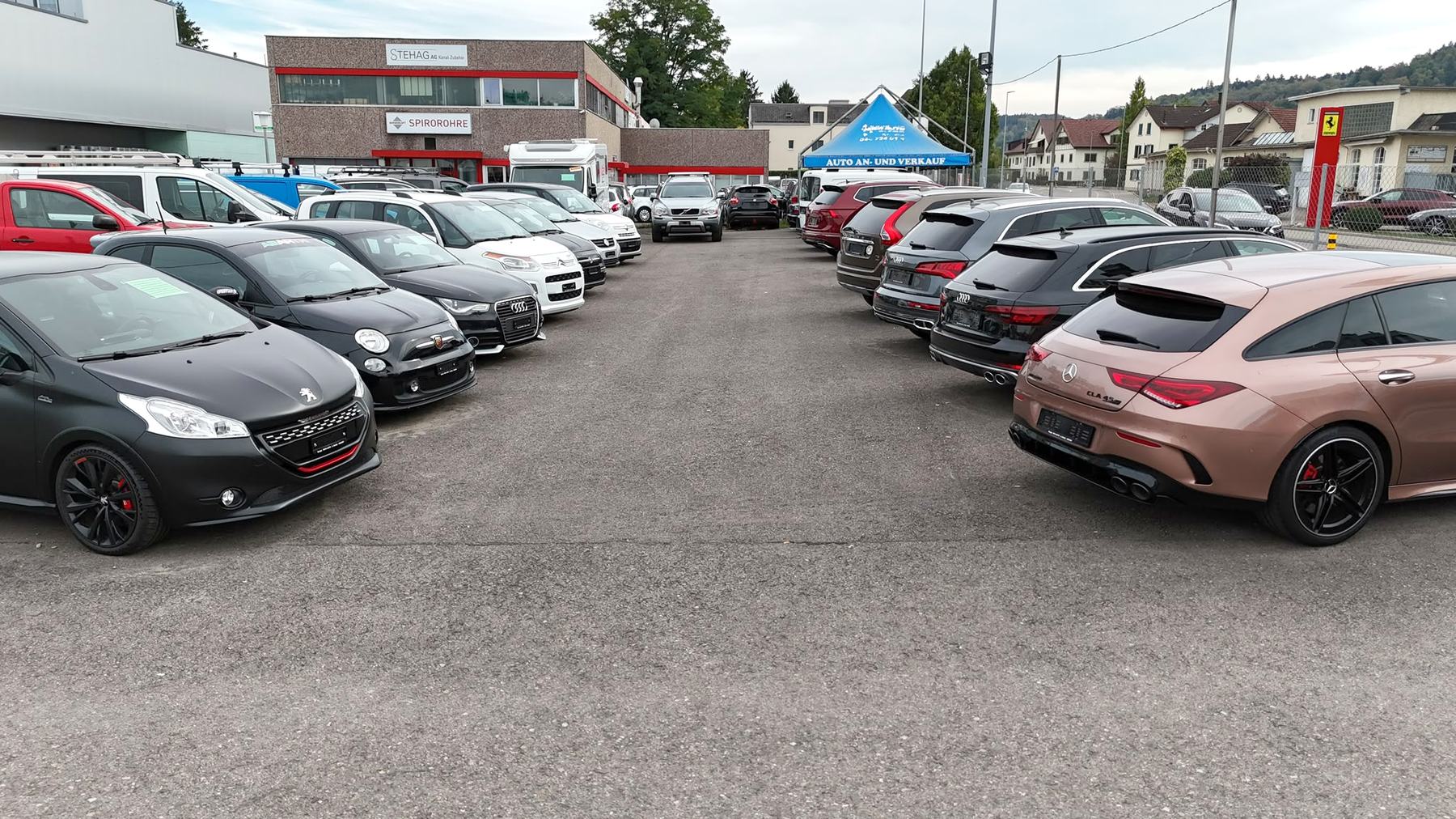 Ausstellungsplatz von Nova Auto, Blick zwischen den Fahrzeugreihen