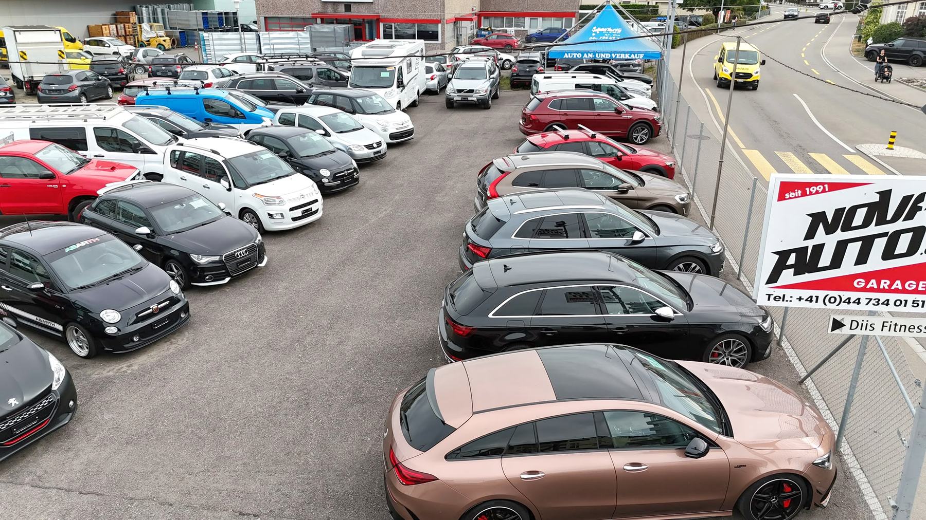 Blick von oben auf den Ausstellungsplatz von Nova Auto
