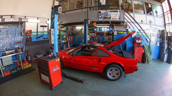 Blick in die Werkstatt von Nova Auto in Zürich-Urdorf